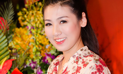 Á hậu Tú Anh xinh tươi đi trao giải thưởng cho sinh viên