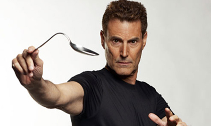 Dùng mắt bẻ cong thìa, khiến đồng hồ ngừng quay