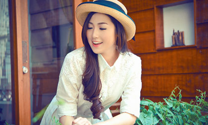 Á hậu Tú Anh khoe sắc ngọt ngào dưới nắng hè