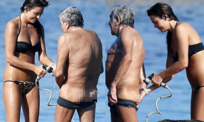 Trùm thời trang 72 tuổi nhờ bạn gái 'kỳ cọ' ngay giữa biển