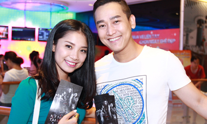 Sau phát quà cho trẻ nhỏ, Hứa Vĩ Văn dẫn bạn gái đi xem phim