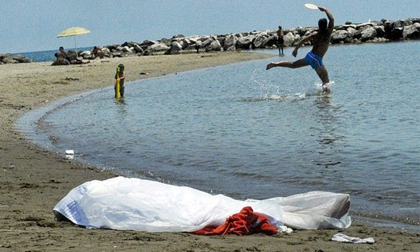 Hồn nhiên vui đùa gần xác chết trên bãi biển