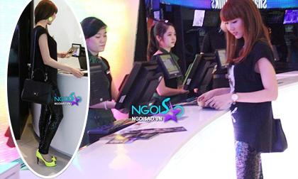 Ngọc Quyên diện giầy xanh nõn nổi bật đi xem phim một mình