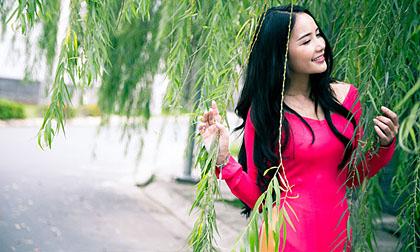 Phan Như Thảo đẹp thuần Việt với áo dài