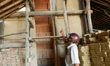 Ông chủ lò gạch bệnh hoạn tra tấn vợ thâu đêm rồi bắt 'yêu'