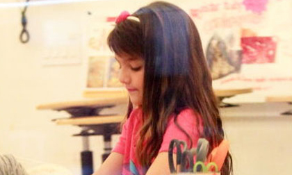 Bé Suri diện màu hồng đáng yêu ở lớp học