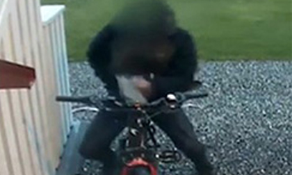 Người đàn ông làm 'chuyện ấy' với... xe đạp