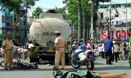 Chị đưa em gái đi thi ĐH, bị xe tải tông chết