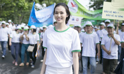 Khánh My cùng hàng trăm người đi bộ vì môi trường 