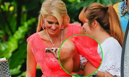 Paris Hilton thản nhiên co chân "lộ hàng"