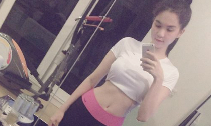 Ngọc Trinh cũng phải "mê mẩn" vòng eo 'con kiến' của mình