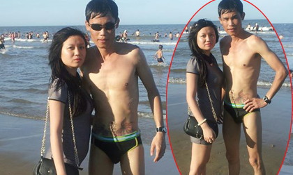 Hiệp Gà "khoe" body giữa bãi biển cạnh vợ 3
