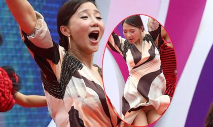 A Đóa nhảy quá sung bị "tốc váy hớ hênh"