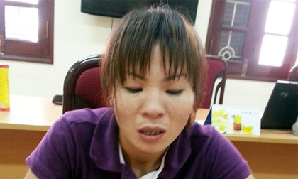 Cận mặt kẻ hất nguyên xô 5 lít a xít vào chồng tại bến xe buýt