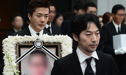 Kwon Sang Woo không kìm được nước mắt trong lễ tang bố vợ