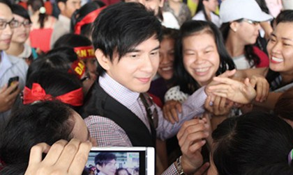 ‘Mua’ thần tượng giá bao nhiêu?