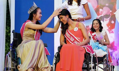 Ngạc nhiên với nhan sắc Hoa hậu xe lăn Thái Lan 