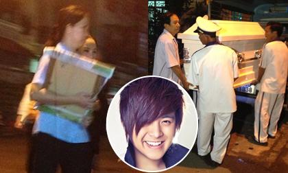 Mẹ Wanbi Tuấn Anh mang di ảnh con trai về chuẩn bị cho tang lễ