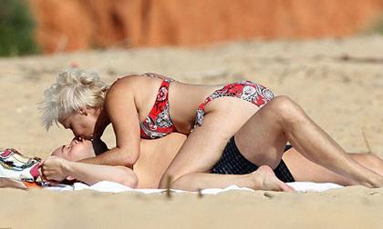 Cặp đôi "phi công - máy bay" ngang nhiên tình tứ trên biển