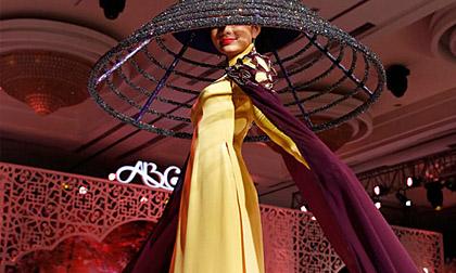 Phan Như Thảo đội nón lá 15 ký trên sàn diễn