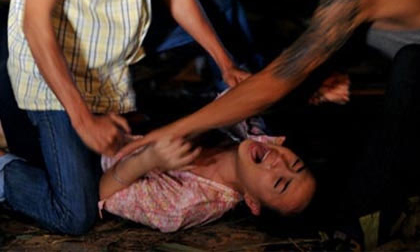 Thản nhiên nhìn bạn gái bị 3 thanh niên hiếp dâm