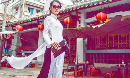 Nhã Trúc e ấp với áo dài 