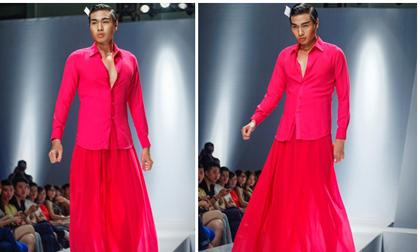 Siêu mẫu Đức Long lại gây choáng với váy hồng rực catwalk