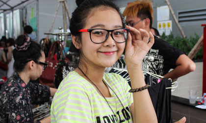 Tam Triều Dâng tươi tắn đi mua sắm sau khi tốt nghiệp