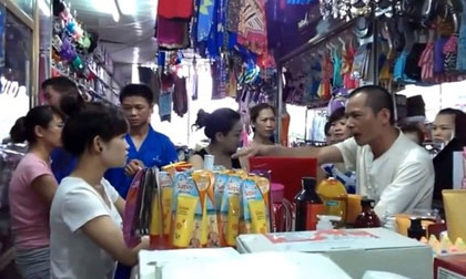 Xôn xao clip vợ chồng chửi như té nước vào mặt người bán hàng
