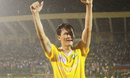 Công Vinh rơi lệ, CĐV làm vỡ rào sân Vinh