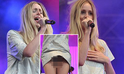 Sao "lộ hàng" trên sân khấu vì diện mỗi áo thun