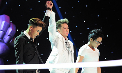 Thí sinh "chạy theo" huấn luyện viên