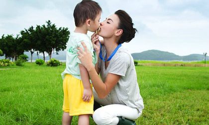 Trương Bá Chi dịu dàng bên trẻ thơ