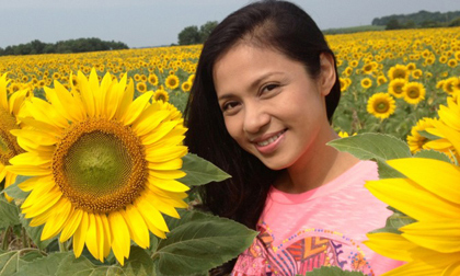 Việt Trinh thả mình giữa cánh đồng hoa nước Pháp