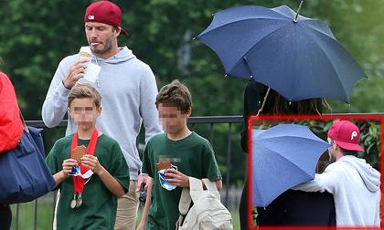 Vợ chồng Beckham tình tứ đi cổ vũ các con