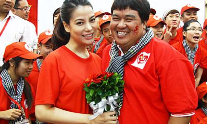 Trương Ngọc Ánh “đỏ rực” đi hiến máu