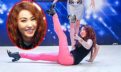 Ngân Khánh xoạc chân đánh golf tại trường quay