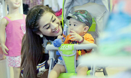 Khanh Chi Lâm tất bật chăm con giữa siêu thị