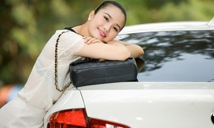 Cao Thùy Dương đẹp nhẹ nhàng cùng xế cưng BMW