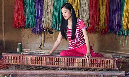 Dương Cẩm Lynh trổ tài dệt chiếu trong “Gió về cù lao”