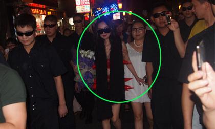 Mẹ con Can Lộ Lộ gây ùn tắc và náo loạn cả dãy phố dài