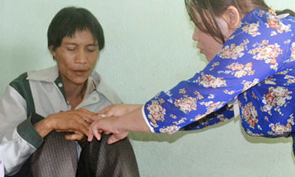 Nắm tay phụ nữ, "người rừng" căng thẳng