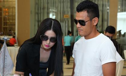 Tiền đạo Phan Thanh Bình "hộ tống" vợ đi thi Next Top Model