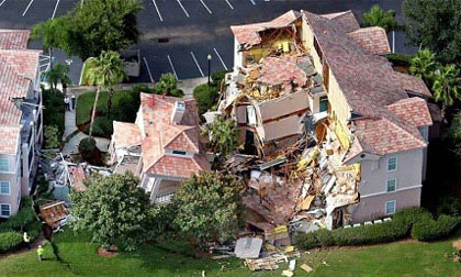 Mỹ: Hố tử thần nuốt chửng 2 biệt thự