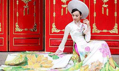 Hoa hậu Ngọc Diễm đẹp lạ với áo dài sen