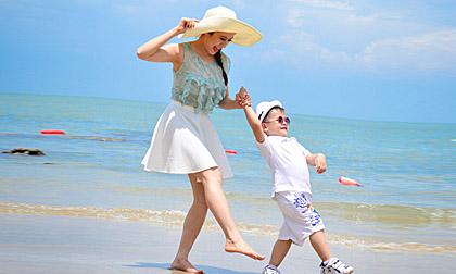 Ngắm Thanh Thúy và cậu ấm Cà Phê tung tăng trên biển