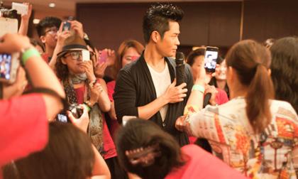 Trịnh Gia Dĩnh bị vây kín mít trong tiệc sinh nhật