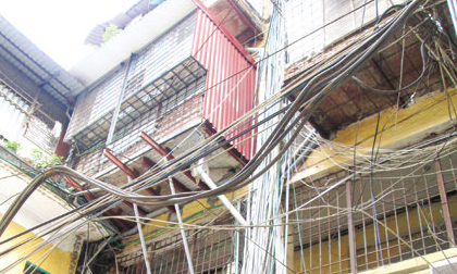 Phân người 'chảy' trên đầu ở khu tập thể