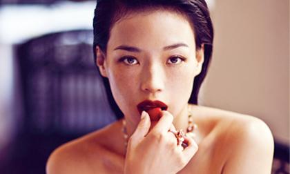 Thư Kỳ môi đỏ mọng quyến rũ đầy mời gọi