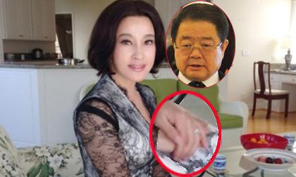 U70 Lưu Hiểu Khánh lộ nhẫn cưới với chồng thứ 4